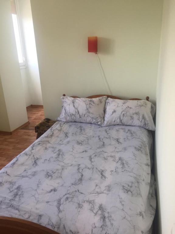 Апартаменты Квартира в новостройке с двумя спальнями , залом и кухней , для путешествующей семьи с детьми Ровно