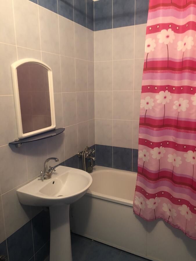 Апартаменты Квартира в новостройке с двумя спальнями , залом и кухней , для путешествующей семьи с детьми Ровно